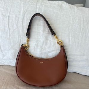 Celine MEDIUM AVA STRAP BAG IN SMOOTH CALFSKIN
TAN